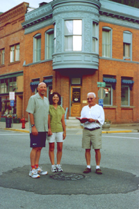 click to open a larger photo in a separate window of Mayor Ron Garitone marrying a couple at the Center of the Universe